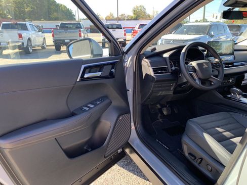 New 2025 Mitsubishi Outlander SE image 4