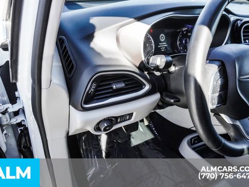 Used 2023 Chrysler Pacifica Touring-L image 38