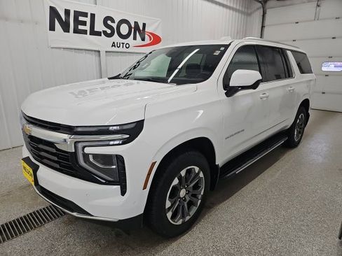 Used 2025 Chevrolet Suburban LS image 4
