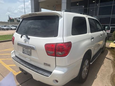 Used 2017 Toyota Sequoia Platinum RWD image 3