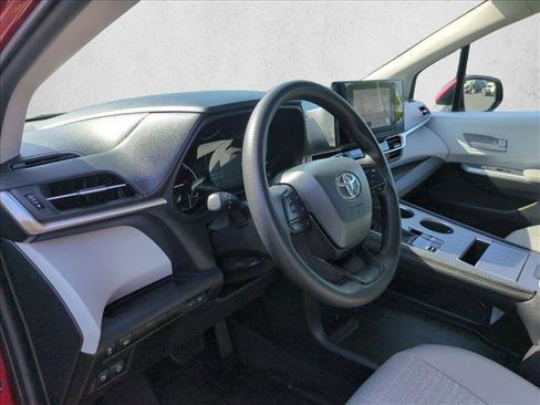 Used 2025 Toyota Sienna LE image 10