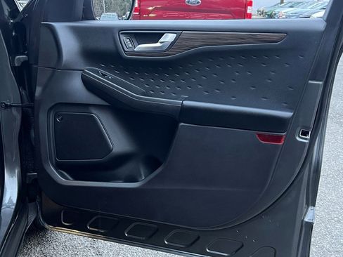 Used 2020 Ford Escape Titanium image 9