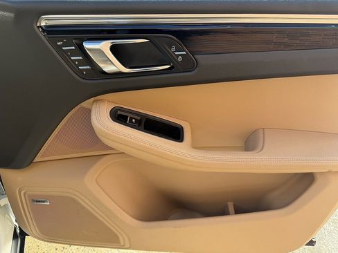 Certified 2025 Porsche Macan image 19