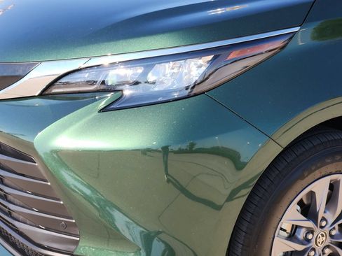 Certified 2026 Toyota Sienna XLE FWD image 12