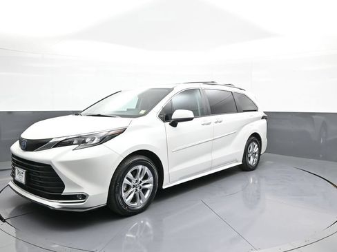 Used 2024 Toyota Sienna XLE w/ XLE Plus Package AWD/4WD image 10