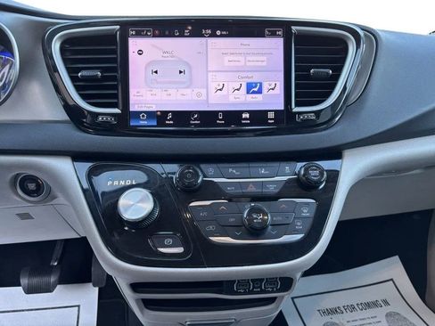 Used 2023 Chrysler Pacifica Touring-L FWD image 13