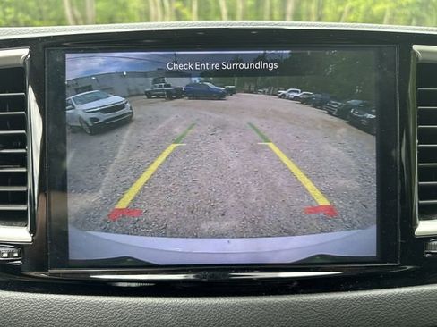 Used 2024 Chrysler Pacifica Touring-L FWD image 17