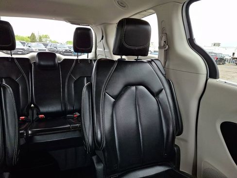 Used 2023 Chrysler Pacifica Touring-L FWD image 21
