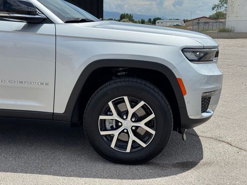 Used 2025 Jeep Grand Cherokee L Limited w/ Luxury Tech Group II AWD/4WD image 3