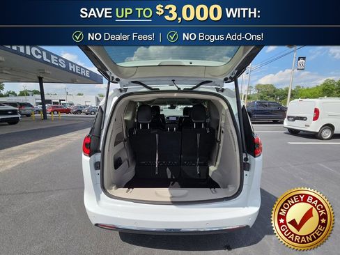 Used 2023 Chrysler Pacifica Touring-L FWD image 24