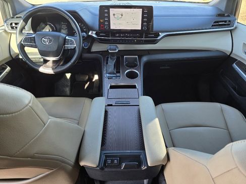 Used 2022 Toyota Sienna XLE image 26