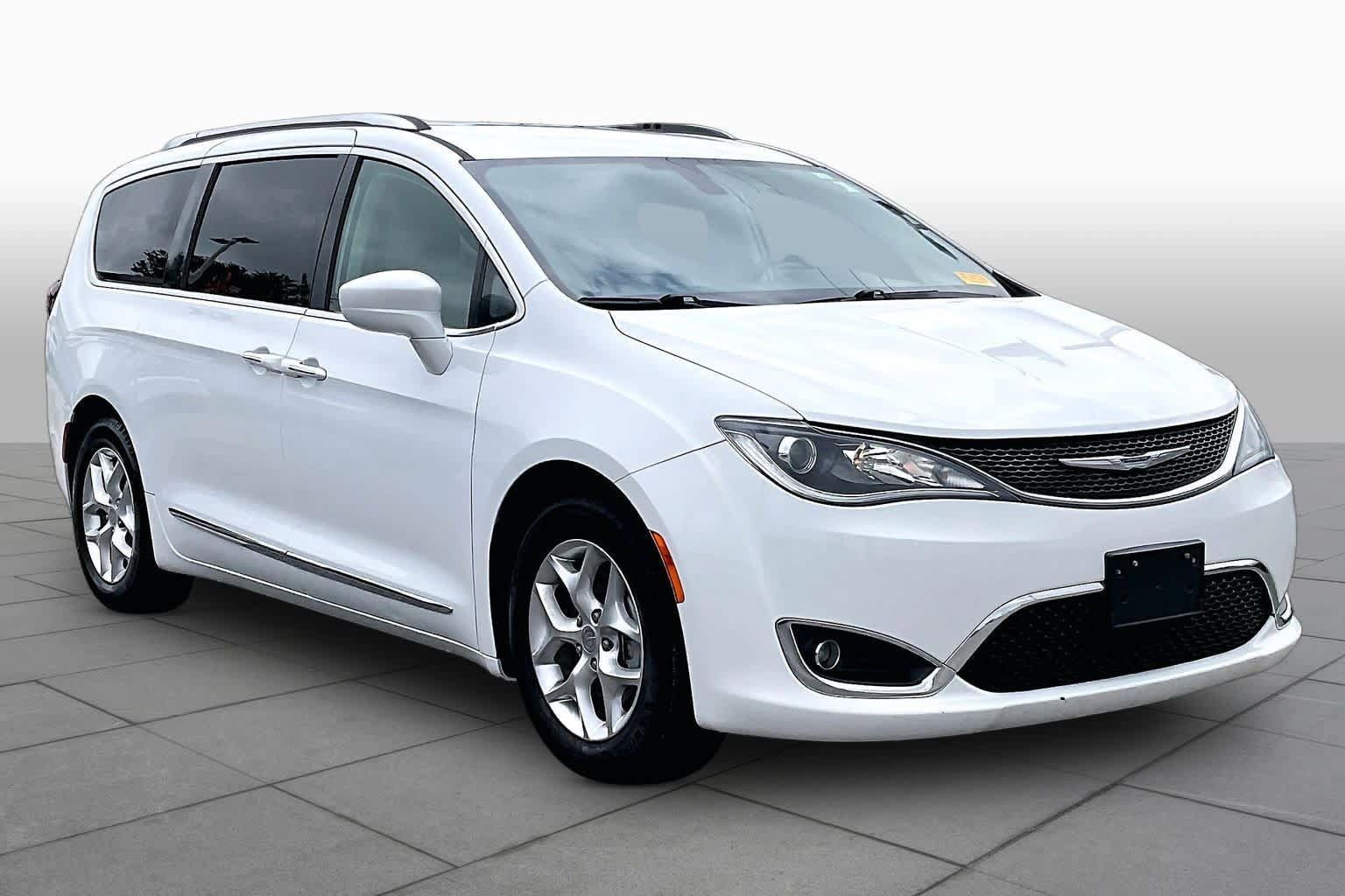 Used 2020 Chrysler Pacifica Touring-L Plus w/ Tire & Wheel Group FWD image 3