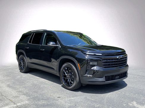 Used 2026 Chevrolet Traverse LT w/ Midnight/Sport Edition FWD image 2