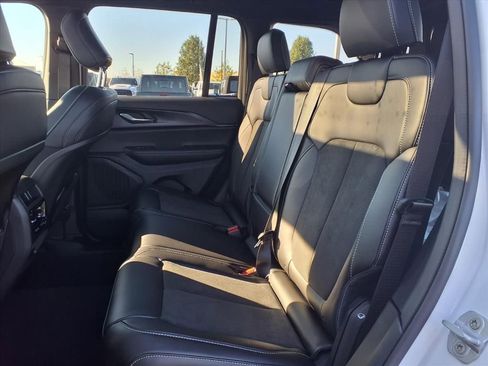 New 2025 Jeep Grand Cherokee Altitude image 10