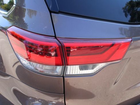 Used 2017 Toyota Highlander XLE FWD image 12