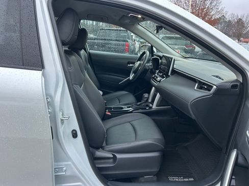 Used 2023 Toyota Corolla Cross XLE image 16