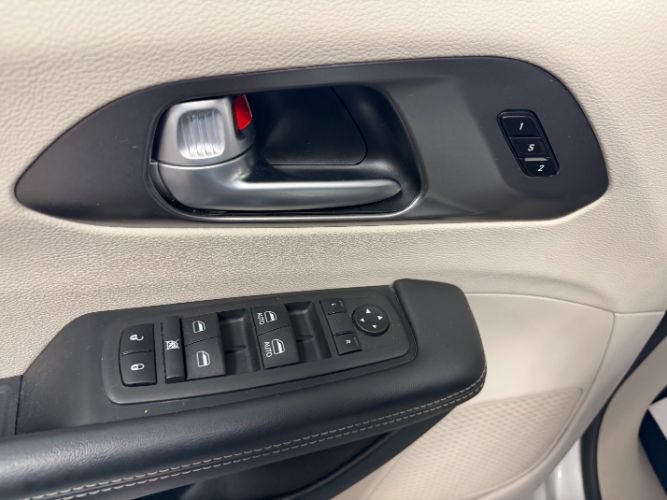 Used 2024 Chrysler Pacifica Touring-L FWD image 10