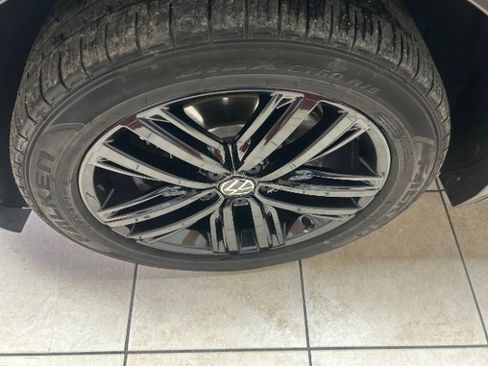 Used 2022 Volkswagen Tiguan SE R-Line image 30