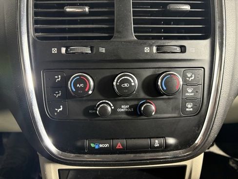 Used 2018 Dodge Grand Caravan SE image 14