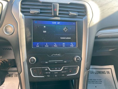 Used 2019 Ford Fusion SE image 25