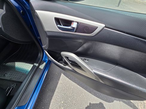 Used 2017 Hyundai Veloster FWD image 22