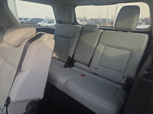 Used 2025 Ford Expedition Platinum image 13