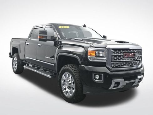 Used 2019 GMC Sierra 2500 Denali w/ Duramax Plus Package AWD/4WD image 3