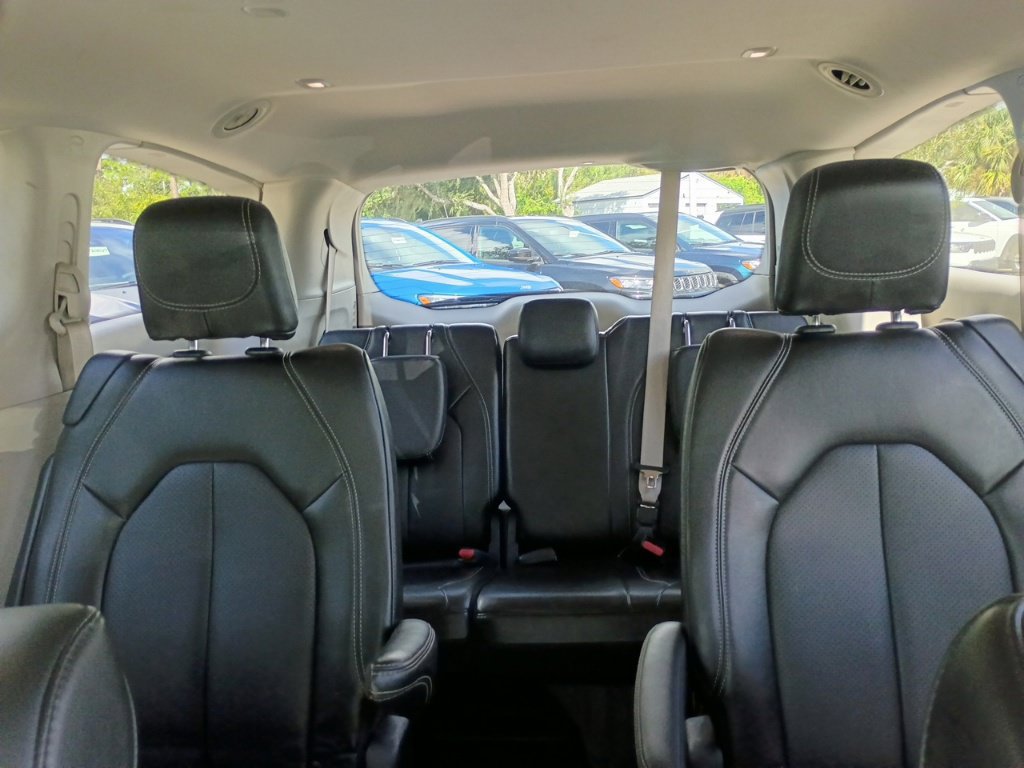 Used 2024 Chrysler Pacifica Touring-L FWD image 10