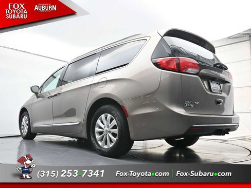 Used 2017 Chrysler Pacifica Touring-L FWD image 18