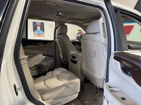 Used 2015 Cadillac Escalade Luxury image 18
