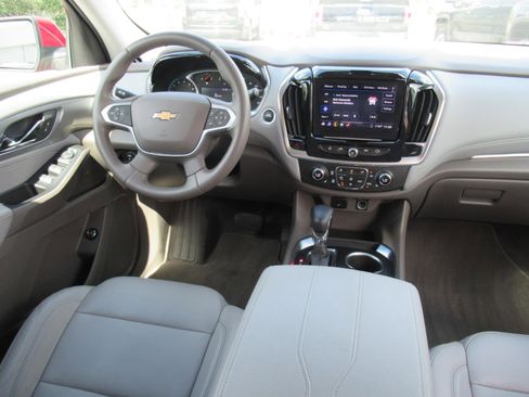 Used 2021 Chevrolet Traverse LT image 13