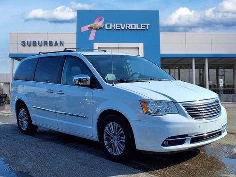 Used 2016 Chrysler Town & Country Touring-L image 3