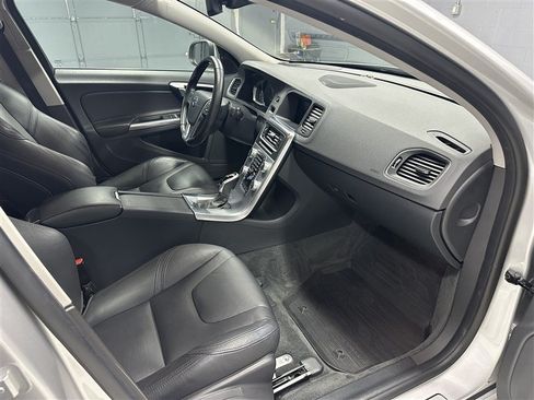 Used 2018 Volvo S60 T5 Inscription Platinum FWD image 11