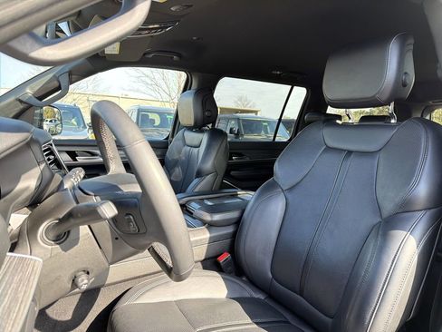 Used 2024 Jeep Wagoneer Series II w/ Flexible Seating Group image 12