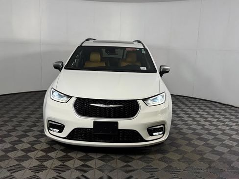 Used 2023 Chrysler Pacifica Pinnacle FWD image 12