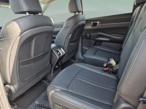 Used 2025 Kia Sorento EX w/ EX Panoramic Sunroof Package FWD image 17