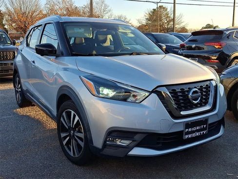 Used 2019 Nissan Kicks SR image 2
