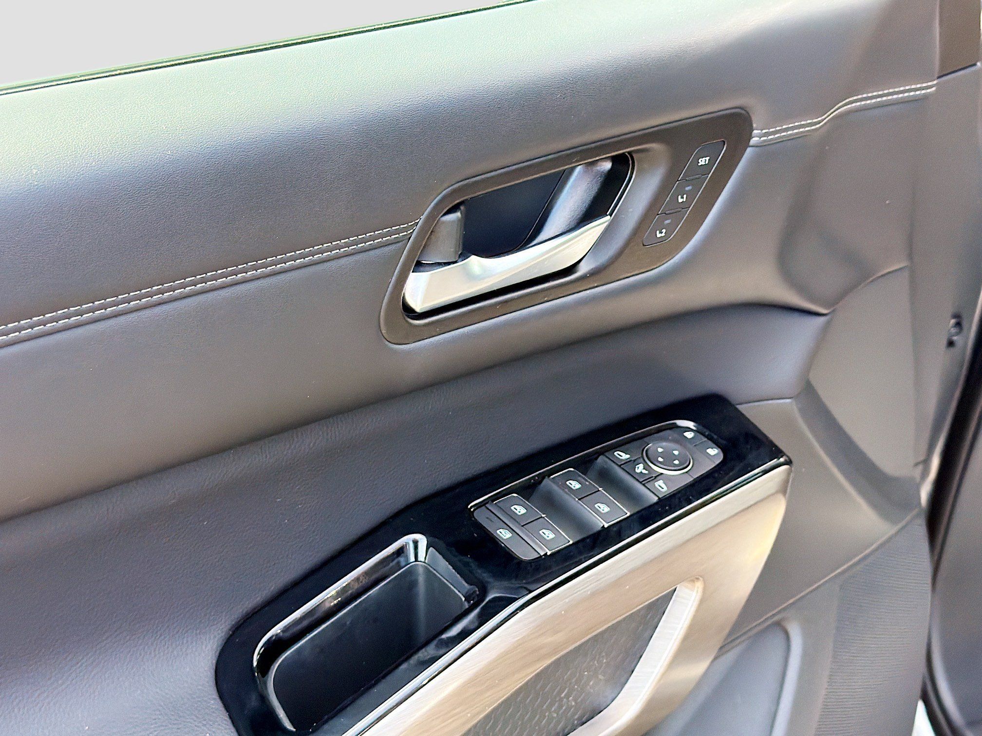 Used 2024 Nissan Pathfinder Platinum w/ Cargo Package FWD image 18