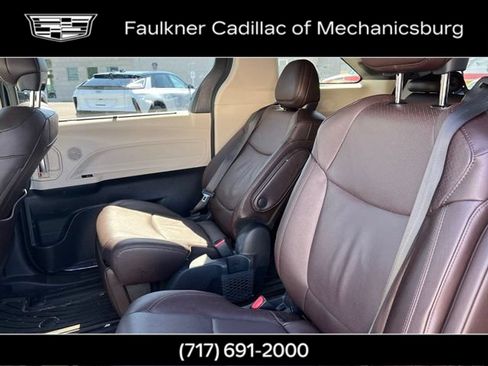 Used 2023 Toyota Sienna Platinum AWD/4WD image 18
