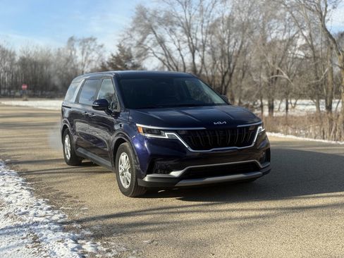 Used 2023 Kia Carnival LX image 3