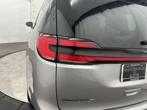 Used 2021 Chrysler Pacifica Limited w/ Uconnect Theater Family Group image 30