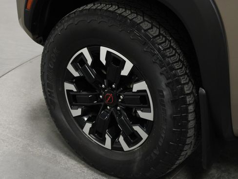 Used 2022 Nissan Frontier PRO-4X image 10