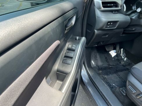 Used 2025 Toyota Highlander LE FWD image 18