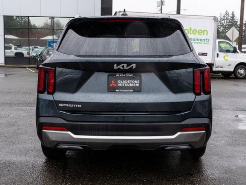 Used 2024 Kia Sorento S FWD image 5