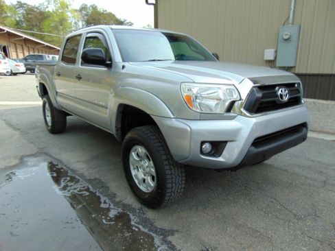 Used 2015 Toyota Tacoma 4x4 Double Cab w/ TRD Off-Road Package image 18