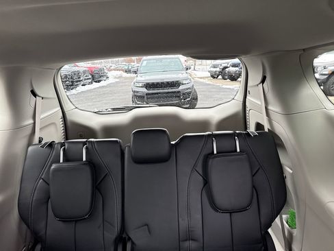 Used 2024 Chrysler Pacifica Touring-L image 17