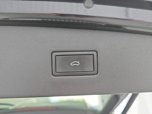 Used 2022 Volkswagen Tiguan SE w/ Panoramic Sunroof Package image 13