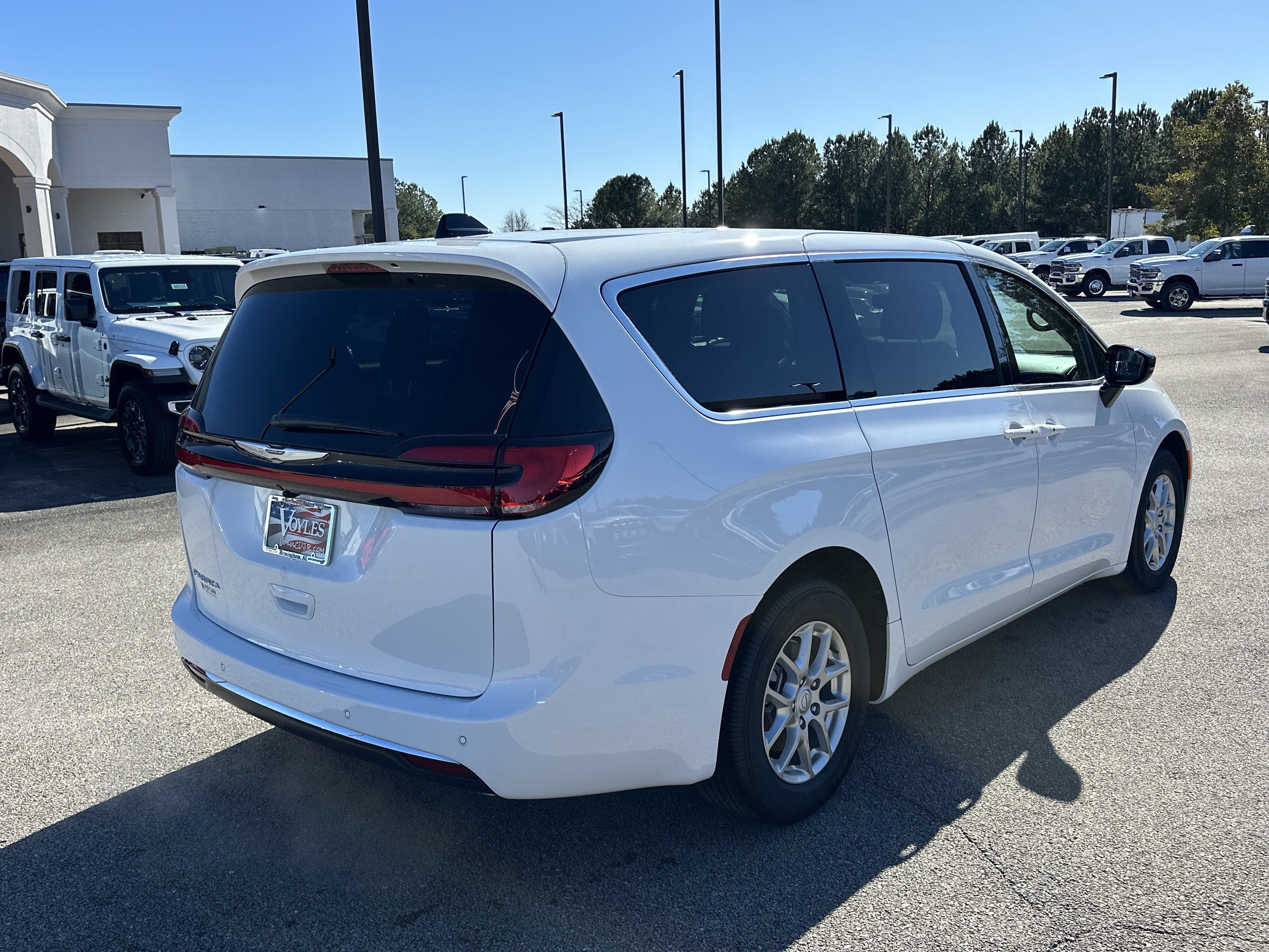New 2026 Chrysler Pacifica Select FWD image 7