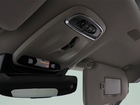 Used 2018 Volvo XC90 T5 Momentum w/ Convenience Package image 16