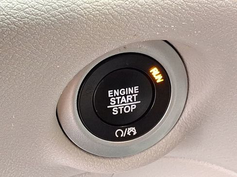 Used 2023 Chrysler Pacifica Touring-L image 23